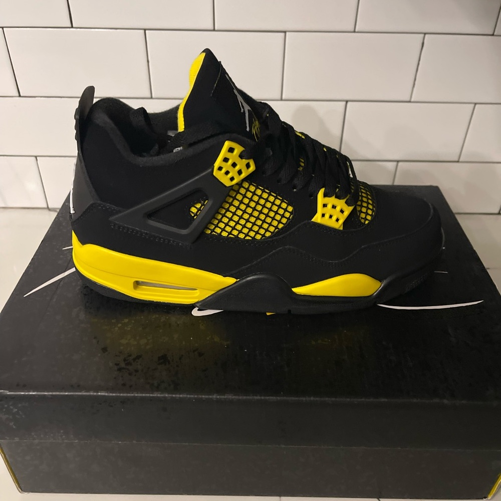 Men’s Jordan Retro 4 Yellow Thunder Size 7.
